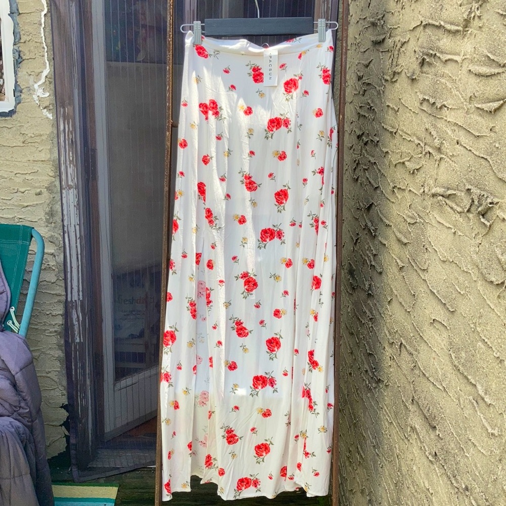 Pacsun maxi skirt, white w/red flowers, sz SM NWT